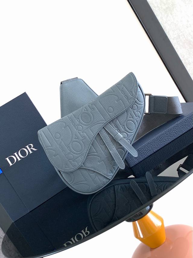 背景原厂 。这款马鞍包时尚经典。Dior Gravity 印花效果皮革采用压花工艺将经典图案精致地呈现于灰色牛皮革之上,点缀以同色调粒面牛皮革细节,彰显 Dio 背景原厂 。这款马鞍包时尚经典。Dior Gravity 印花效果皮革采用压花工艺将经典图案精致地呈现于灰色牛皮革之上,点缀以同色调粒面牛皮革细节,彰显 Dio