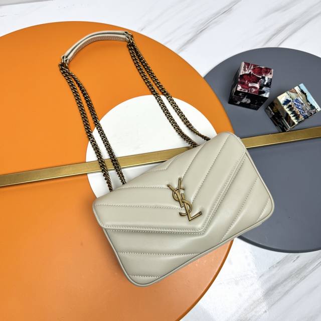 白色羊皮 古金 25早春新款Loulou小号，质感细腻高级！羊皮手感柔柔软软的，新版羊皮很有光泽感、配有可拆卸卡包。搭配滑动式链条。双链条设计，多种背携方式，可