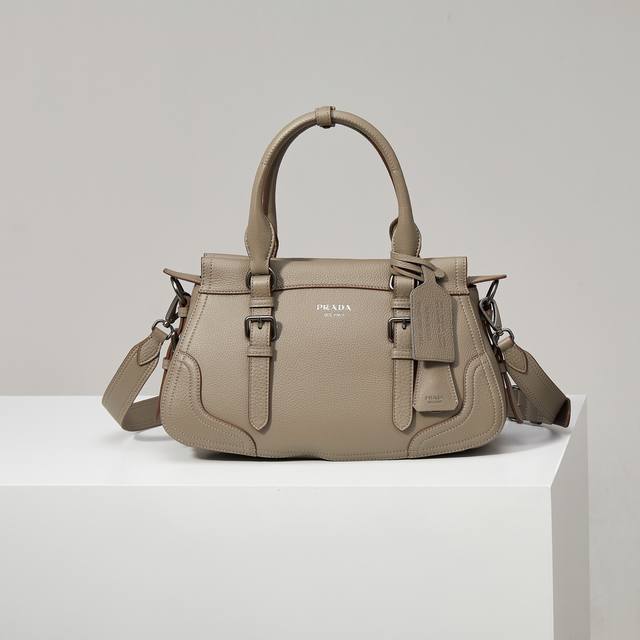 新品首发Bg604 灰色 2630秋冬全新荔枝纹托特包 采用进口鹿皮精心打造 细腻不规则纹理营造奢华质感 包角加固设计彰显工匠精神 全皮手柄可拆卸可调节肩带 正