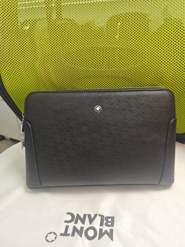 顶级专柜老鼠高端狠货2025最新火爆款万宝龙双拉链密码锁进口头层牛皮手拿包火爆款大量出货啦,叫嚣专柜货顶级原单货纸上谈兵吹牛皮的咱不会，请让狠货说话。款式可以复