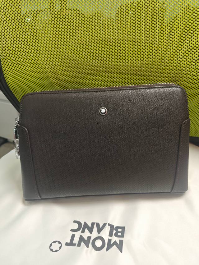 顶级专柜老鼠高端狠货2025最新火爆款万宝龙双拉链密码锁进口头层牛皮手拿包火爆款大量出货啦,叫嚣专柜货顶级原单货纸上谈兵吹牛皮的咱不会，请让狠货说话。款式可以复