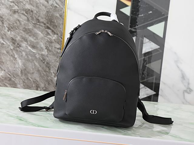 原版开发．顶级原单] 这款 Cd Icon 拉链是二零二五冬季系列新品，简约设计，彰显 Dior 精湛工艺。采用黑色哑光粒面牛皮革精心制作，正面饰以黑色金属覆层