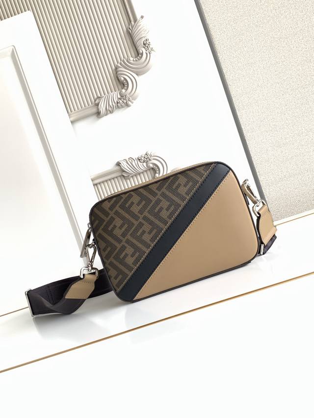 原单品质 独家正品开发，最新专柜做法，头层牛皮，对版老花面料，干净整洁的做工体现出每一步的用心，老花配皮最火版型.妥妥的凹显造型神器，背带有Logo更显高级，长