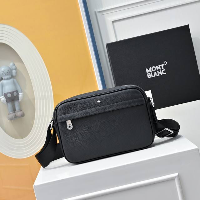 礼盒 头层牛皮压花 Size：23*14Cm 万宝龙最新款男士相机包黑武士太好看小邮差 性价比真的很高 送男朋友的小姐姐们可以安排了