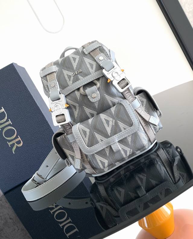 背景原厂 。这款 Dior Hit The Road 迷你背包是二零二四春季男装系列新品,将现代风格与 Dior 的高订精神融为一体。采用迪奥灰 Cd Diam 背景原厂 。这款 Dior Hit The Road 迷你背包是二零二四春季男装系列新品,将现代风格与 Dior 的高订精神融为一体。采用迪奥灰 Cd Diam