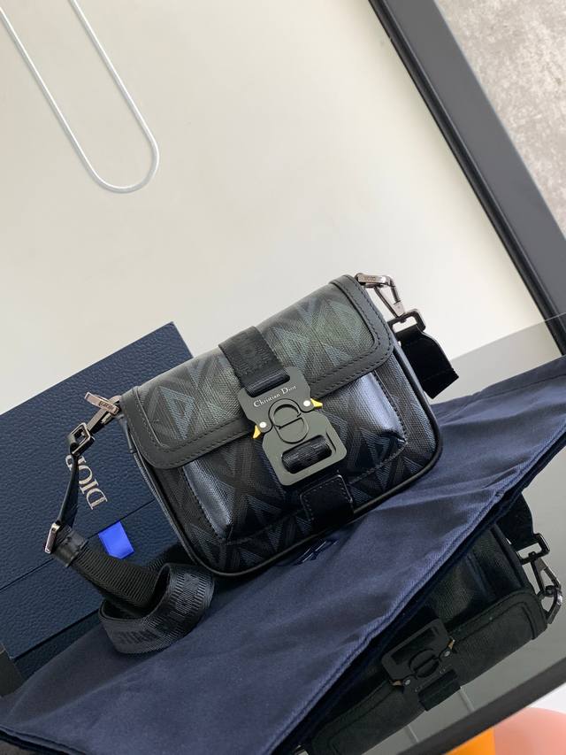 背景原厂 。这款 Dior Hit The Road 手袋是二零二三春夏成衣系列新品，将现代风格与 Dior 的高订精神融为一体。采用黑色 Cd Diamond