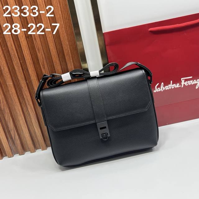 Ferragamo 2333-2 菲拉格慕专柜流行款，高端大气，时尚有品味，最新顶级专用头层牛皮，手感好厚度足，有内格，超级实用，五金配件，绝对上品尺寸：28-