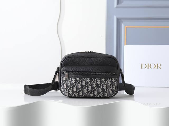 款号0 印花米色和黑色牛皮，正面饰以同色调牛皮革细节和Dior标志、搭扣可调节肩带，可肩背或斜挎。尺寸：23Cm-17Cm-7.5Cm