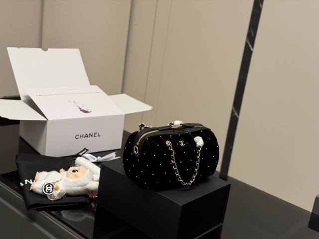 配折叠盒 Chanel 香奈儿25p丝绒保龄球包 菱格纹超有辨识度。圆筒包型，容量刚好，pro Max手机也能装下圈。链条肩带可拆卸，手提、单肩、斜挎都Ok，通