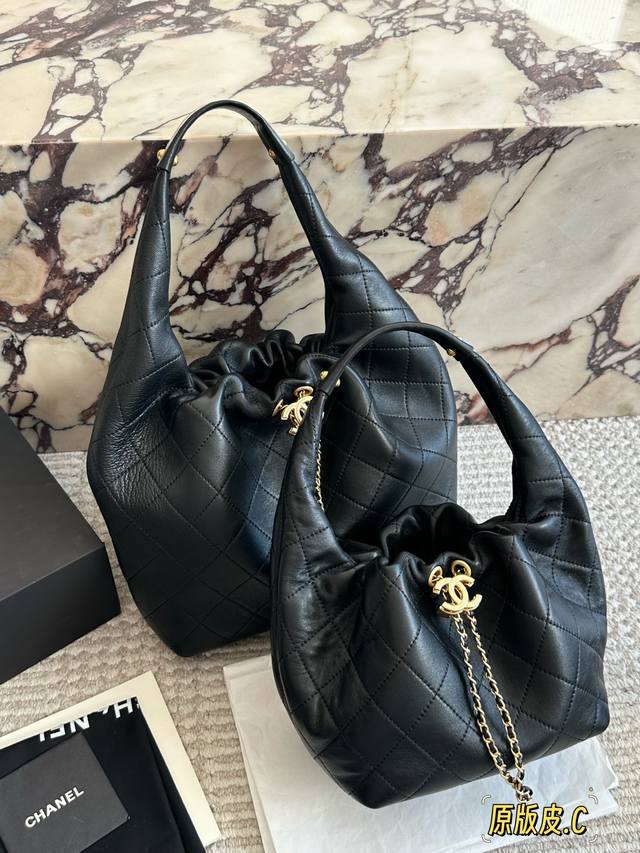 香奈儿26C Hobo包 这是香奈儿26C Hobo包，黑色皮革材质，菱格纹设计，配有金色双C标志和链条装饰。这款包自重轻、容量大，适合日常使用或旅行携带。它在