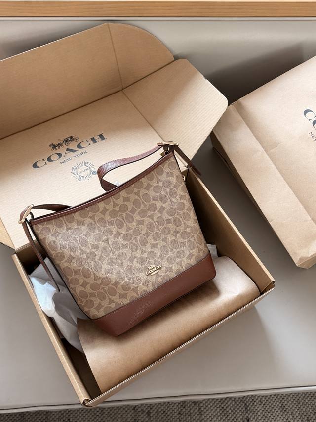 配盒 Size：24*28Cm C家 Jude女士水桶包腋下包 超大容量，多功能背法 新出的发财桶也泰高级了 这款包简直是穿搭的天花板。 极简又有质感，无论休闲