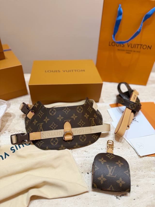 Lv猫咪狗狗牵引绳 大牌感来袭 跟的Lv包包可以搭配啦 配牵引绳小挂件包 推荐给自己家的宠物来一只