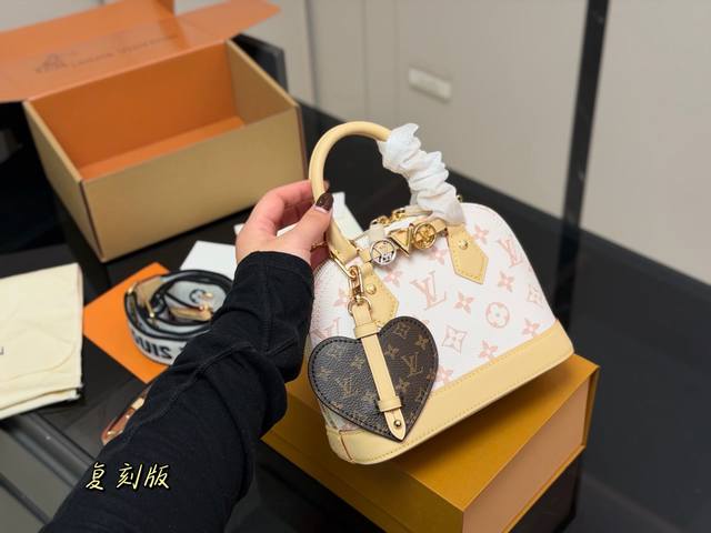 折叠盒飞机盒 Lv Nano Alam 贝壳包 好米 好精致啊，手拎斜挎都很好看，还非常百搭，高个子也可以驾驭，空间小小的，放粉饼口红气垫纸巾钥匙这些都是没问题