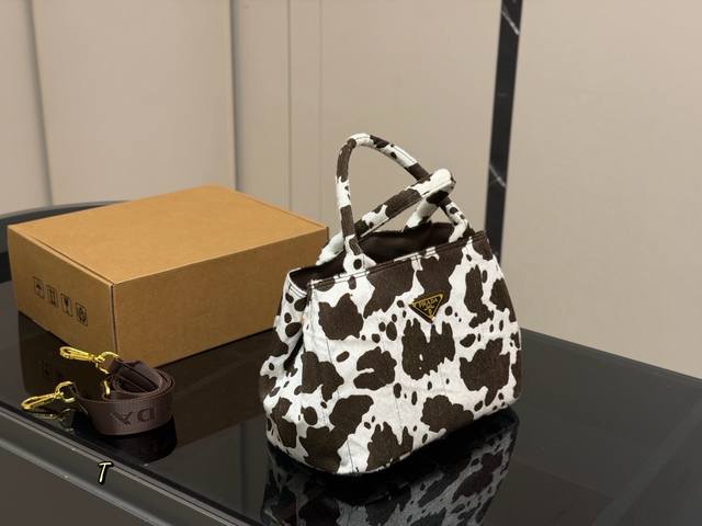 Size：29.20Cm 又是心动prada托特的一天. 松弛慵懒的Tote包真的爱惨了 普拉达Tote 保龄球 上身满满的高级感！ 日常通勤必备哦！