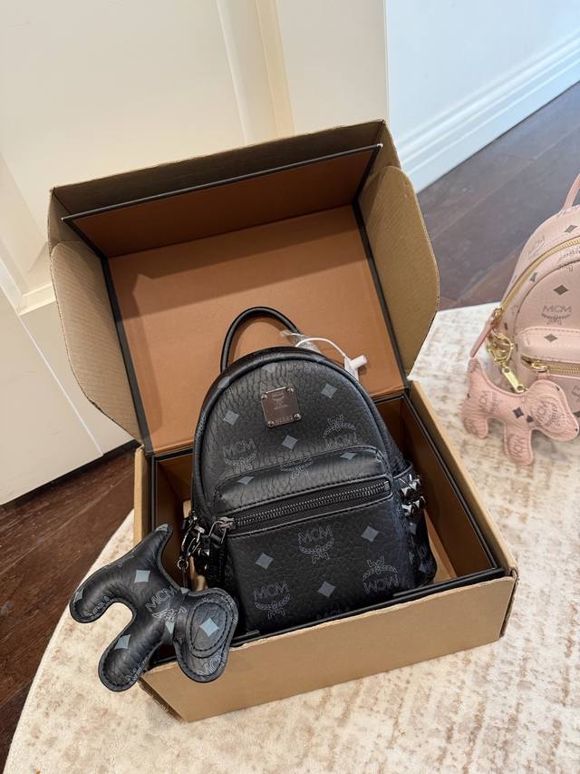 礼盒包装 Mcm三个经典颜色 属于情侣都可以入手的双肩包！争取到的一批真的不容易 且拍且珍惜吧！！ 干邑色真的万年经典 三个型号都要收嘎嘎粉色真的停产了 独属于