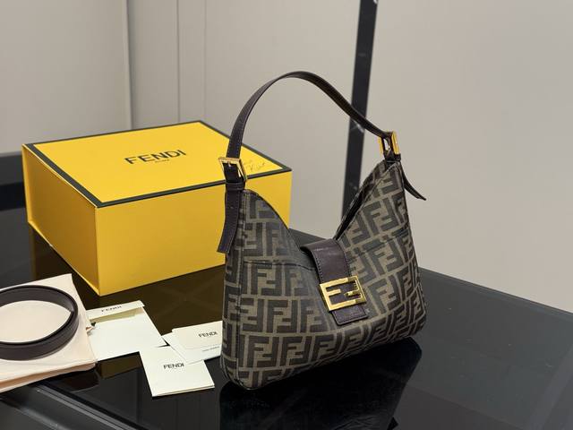配折叠盒 Fendi Zucca 老花牛角包 芬迪牛角包真的好看又好背 万年经典 硬版布面 包身挺括 Size :30.24Cm