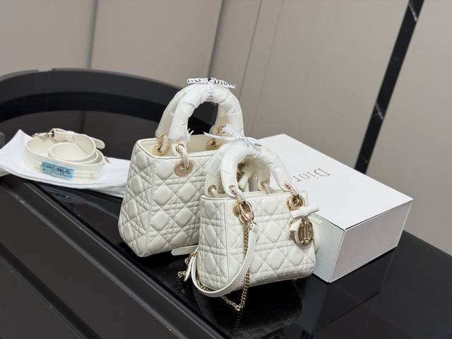 配折叠盒 尺寸：20*18Cm 17*13Cm 高品版.升级出货 迪奥 戴妃羊皮纹蝴蝶扣 每个颜色真的太好看啦 是不是都需要它！