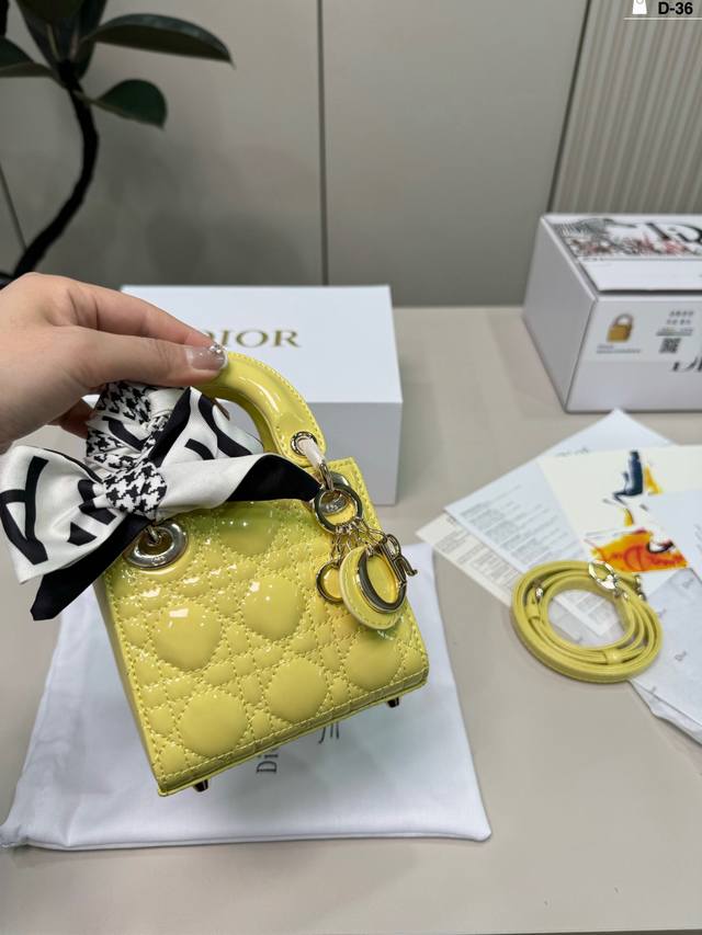 漆皮 D-36尺寸12×11折叠盒飞机盒 迪奥Dior Mini戴妃包 舒适与精致并存 简洁大方 却又不失小心机 轻松朾造优雅通勤穿搭