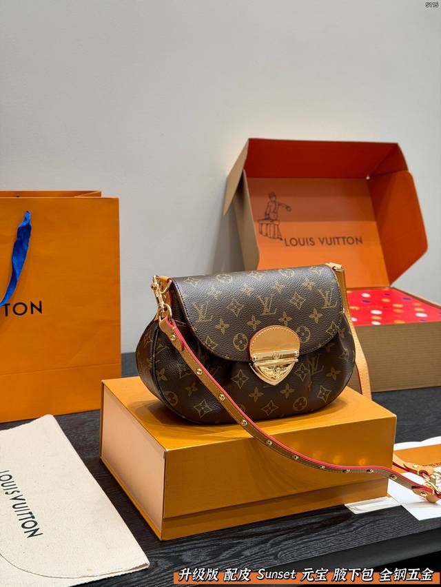礼盒包装 升级版！全钢五金！ Lv老花配皮元宝腋下包Sunset手袋 第一眼看上去好眼熟这不是Vintage款嘛买到手才发现比中古来的精致一些 肩带上的铆钉 搭