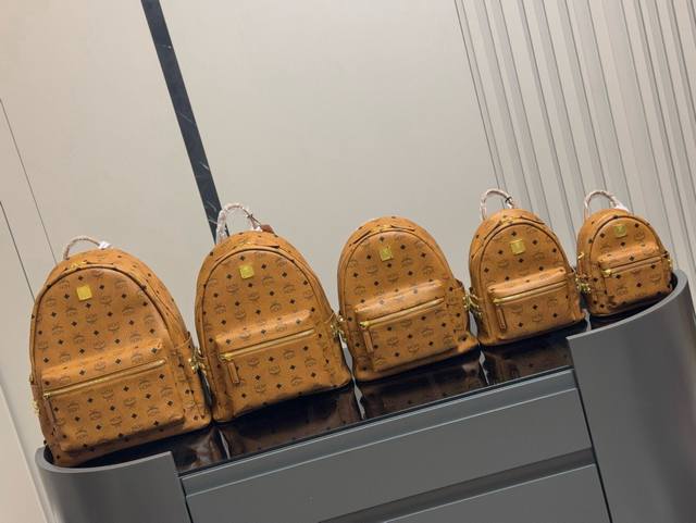 p180 Mcm经典双肩包 立体而自然 对花剪裁 以中轴为对称中心线的上线倒向对称, 十分完整完美, 尤其包型 超有弧度感的! 尺寸: 20*18Cm p180 Mcm经典双肩包 立体而自然 对花剪裁 以中轴为对称中心线的上线倒向对称, 十分完整完美, 尤其包型 超有弧度感的! 尺寸: 20*18Cm