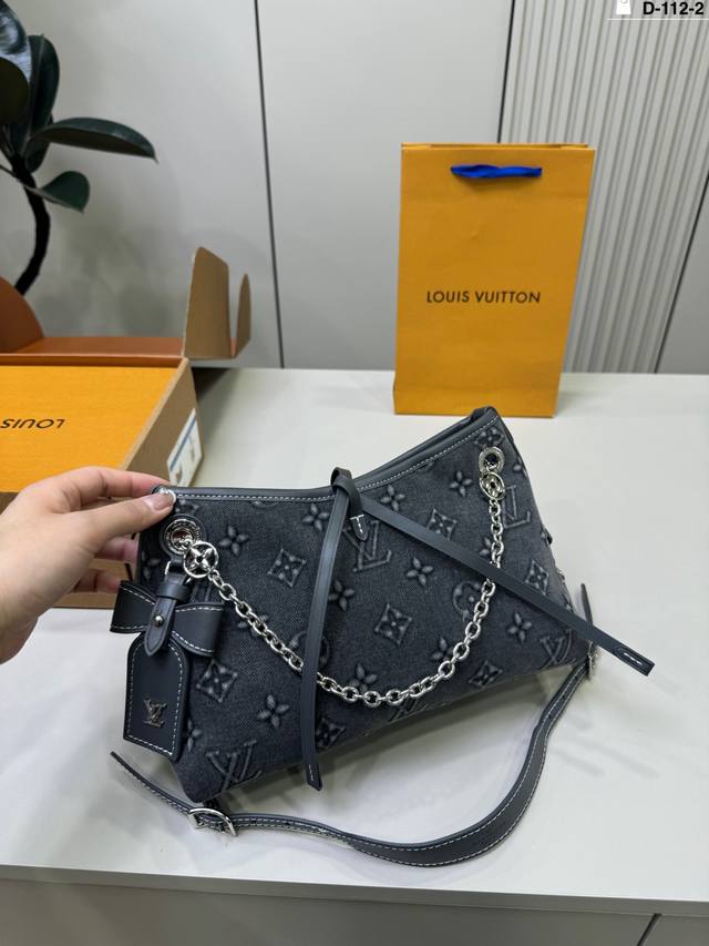 D-112-2尺寸26×17折叠盒飞机盒 Lv Carryall Bb限量款丹宁牛仔Carryall 牛仔的材质超级轻便超级好凹造型 肩带的植鞣革采用了这一系列