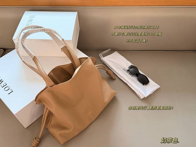 配盒 Size：38*30Cm Loewe福袋超美~ 福袋 采用纳帕皮革，皮质特别柔软， 容量超大，非常实用， 气质知性的一款！