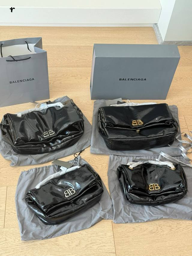 全套包装 绗缝系列 Monaco黑色绗缝薄牛皮革中号链带包，饰以做旧银色金属配件。油蜡皮搭配链条的新设计以柔软皮革打造细腻触感与多维风格，折叠包身呈现巧妙的翻盖