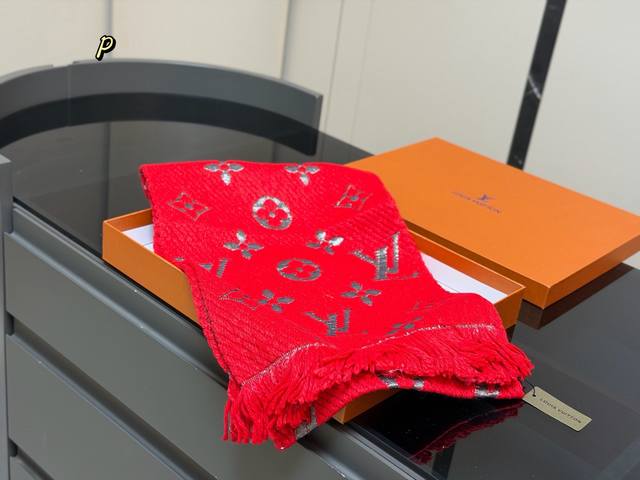 配盒 Size：30*180Cm 降温啦！晚上真的需要一条围巾 Lv 王牌围巾 无敌好卖的一款 必须种草的第一条围巾