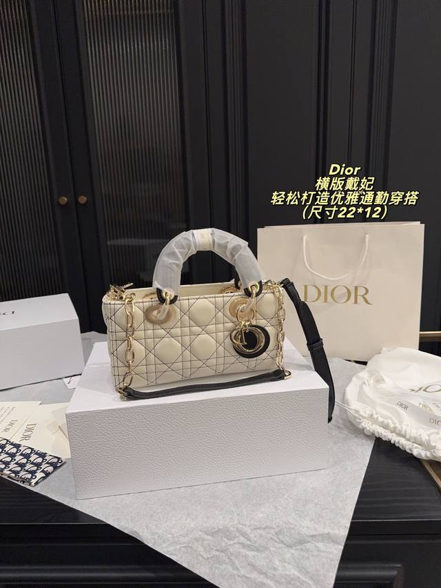 配折叠盒尺寸22*12 Dior 迪奥 横版戴妃 Ladyd-Joy手袋凸品 Ladydior系列标志性的利落审美，体现了Dior对优雅和美丽的深刻洞见。款式精