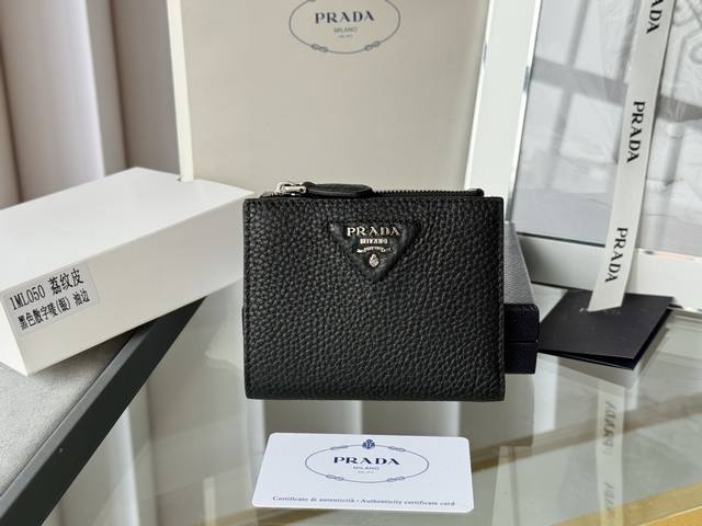 男女通用短款钱包， 型号1Ml050，荔枝纹牛皮制作 八卡位，一个票据隔层，一个拉链零钱袋， 尺寸：长度11.5Cm高度9.5Cm， 做工细致工整如图可见