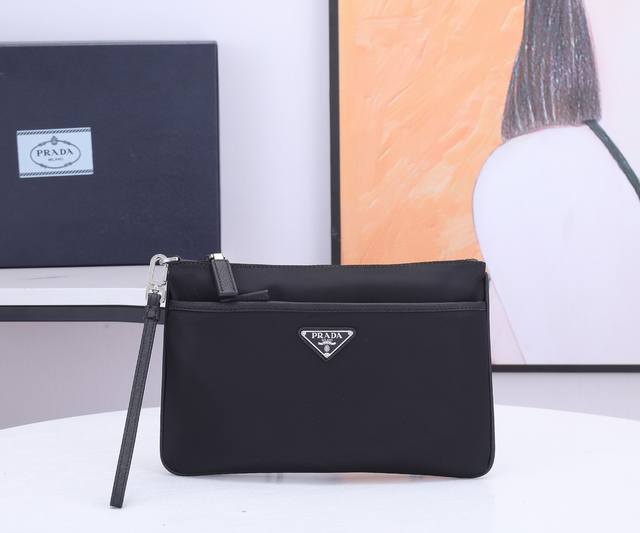 配原厂盒子 新款2Nh006-2 三角唛标.采用进口尼龙材质 牛皮，复杂牛皮拼色字母，内口袋有六个卡位，尼龙衬里，可拆卸皮革手腕带，抛光钢质金属配件165代工码