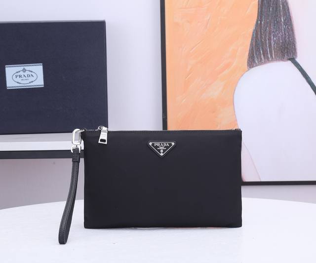 配原厂盒子 新款2Nh006三角唛标.采用进口尼龙材质 牛皮，复杂牛皮拼色字母，内口袋有六个卡位，尼龙衬里，可拆卸皮革手腕带，抛光钢质金属配件165代工码，轻便