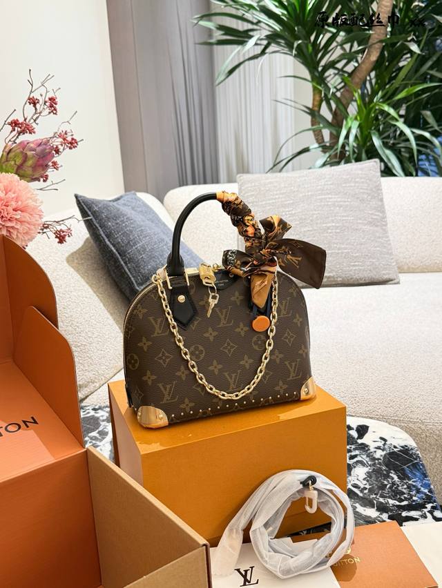 Lv新款Alma Trunk 复古感真的拉满了 Alma一直是Lv最经典的包型[皱眉R][皱眉R] 新款延续了原有的包型，增添了Lv硬箱上的经典元素 经典经典的