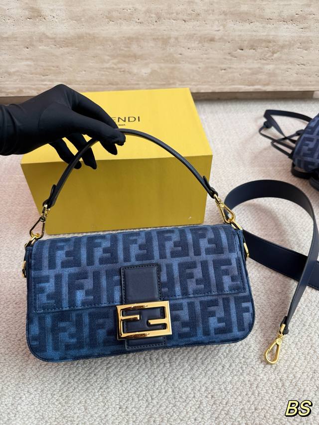 Fendi芬迪 F家 法棍包！ DDD 春夏的颜色！ DDD 中古包版型是百看不厌的， DDD 最大特点就是不挑衣什么风格都能Hold得住， DDD 凹造型也是