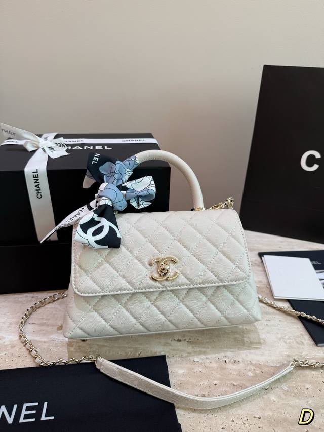 鱼子纹小牛皮 DDD 背一辈子的必备！香奈儿 Coco Handle DDD ，一你们期待已久的香奈儿 Coco Handle小号到货啦！这款包包一经推出就备受