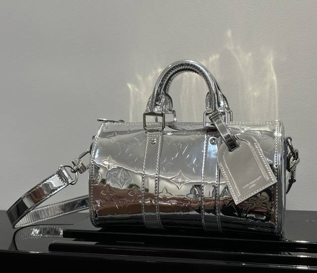 出厂价P M26903银色 顶级原单 DDD 本款 Keepall BandoulièRe 25 手袋为 Monogram Miroir 涂层帆布渲染醒目色调，