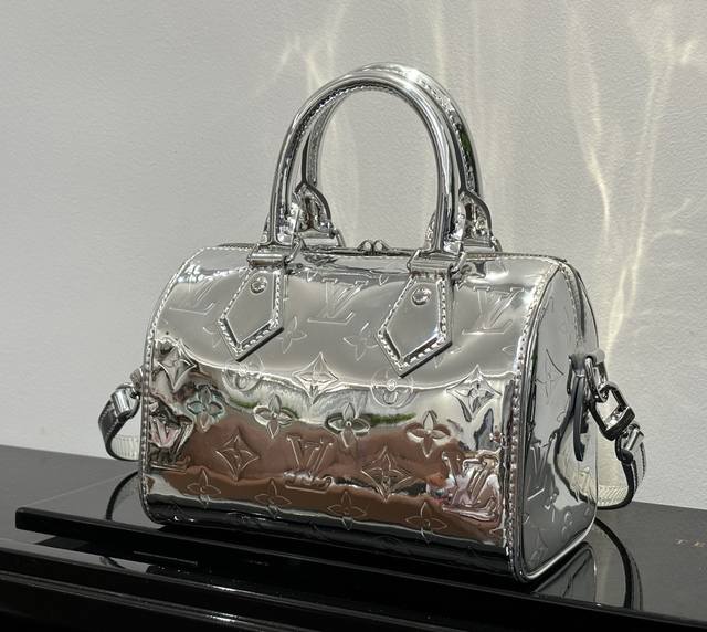 出厂价P M11987银色 顶级原单 DDD 本款 Speedy BandoulièRe 20 手袋出自 Lv Ski 系列，为压纹涂层帆布点缀光滑皮革饰边和莹