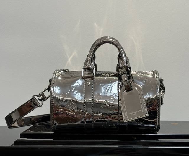 出厂价P M26903枪色 顶级原单 DDD 本款 Keepall BandoulièRe 25 手袋为 Monogram Miroir 涂层帆布渲染醒目色调，