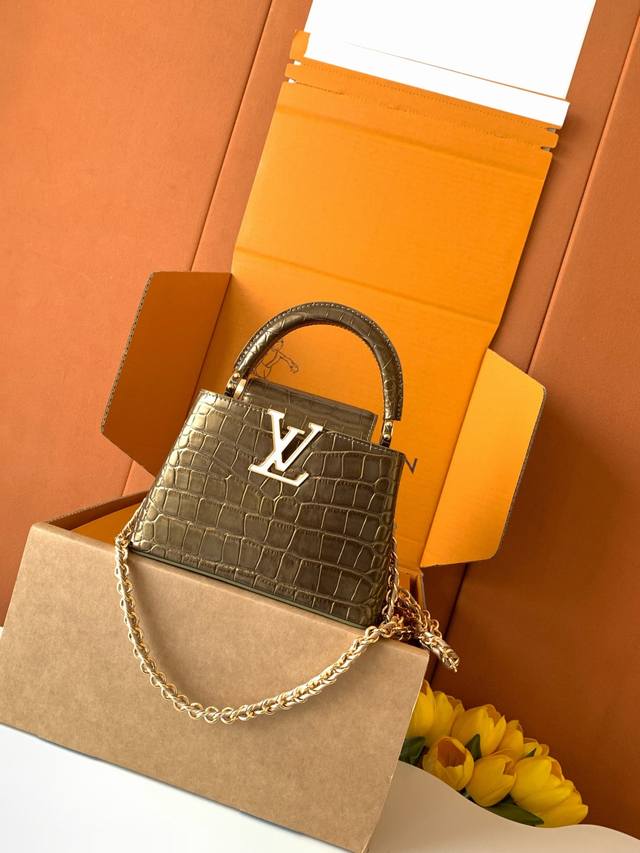 出厂价P 全钢五金 独家定制 精品级别 N81190进口金色鳄鱼纹编织贝壳金扣 DDD 本款 Capucines 迷你手袋由进口鳄鱼纹皮革打造而成,质感华贵。 出厂价P 全钢五金 独家定制 精品级别 N81190进口金色鳄鱼纹编织贝壳金扣 DDD 本款 Capucines 迷你手袋由进口鳄鱼纹皮革打造而成,质感华贵。