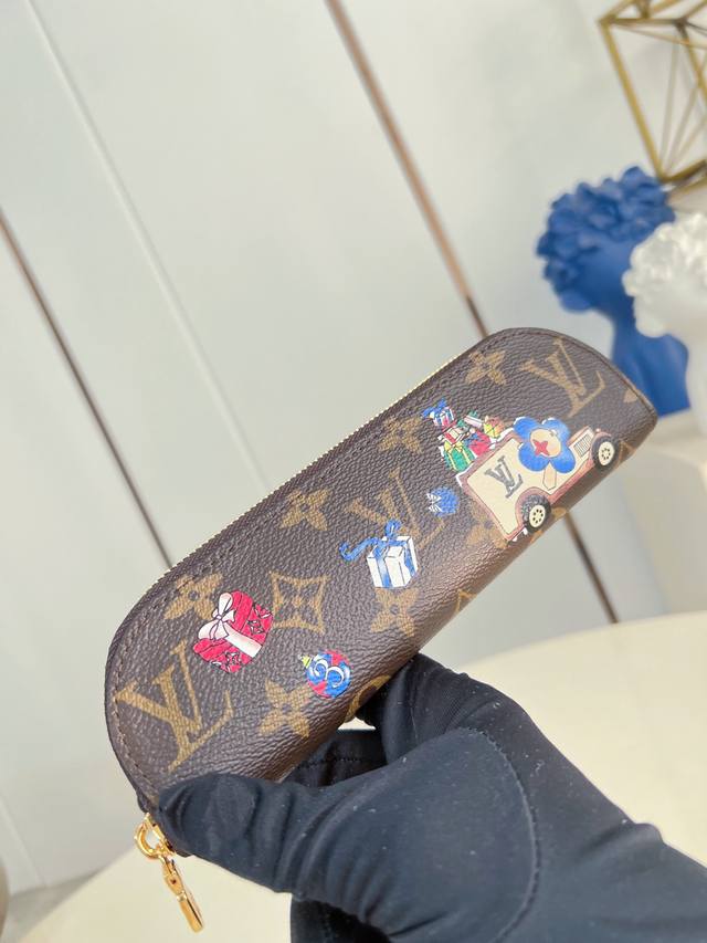 出厂价P 顶级原单 Gi1474 本款 Charlotte 笔袋洋溢节日欢欣,于 Monogram 涂层帆布描绘 Vivienne、搭档 Petula 以及缤纷 出厂价P 顶级原单 Gi1474 本款 Charlotte 笔袋洋溢节日欢欣,于 Monogram 涂层帆布描绘 Vivienne、搭档 Petula 以及缤纷