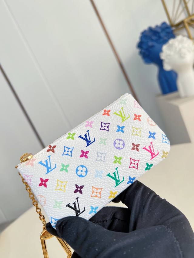 出厂价P 顶级原单 M28388白彩 路易威登 X 村上隆合作系列为经典钥匙包渲染缤纷色彩，旨在庆贺路易威登 Monogram 图案的 130 周年诞辰。精巧构