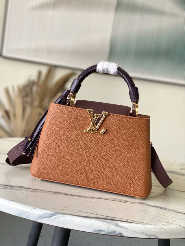 出厂价P M25463 小号 特级原厂皮 金棕拼酒红流苏作为 Crafty 系列的一部分 这款 Capucines 手袋的此版作品向品牌的精湛工艺和悠久的旅行传