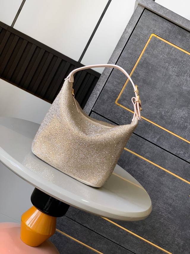 顶级原单 独家出货啦Ohanel中古施华洛手提包炸裂的少女心、粉天鹅Hobo系慵懒Hobo就足以让人心动不已满满粉钻的施华洛世奇联名Hobo更是将少女心一网打尽 顶级原单 独家出货啦Ohanel中古施华洛手提包炸裂的少女心、粉天鹅Hobo系慵懒Hobo就足以让人心动不已满满粉钻的施华洛世奇联名Hobo更是将少女心一网打尽