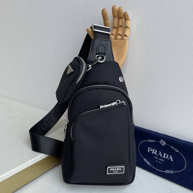 普拉达最新款式，男士胸包原单品质 采用进口尼龙布材质轻便，舒适，质感柔滑，手感细腻 高贵五金 低调奢华有内涵 时尚休闲帅气 方便实用，怎么看都是那么酷帅美，走在