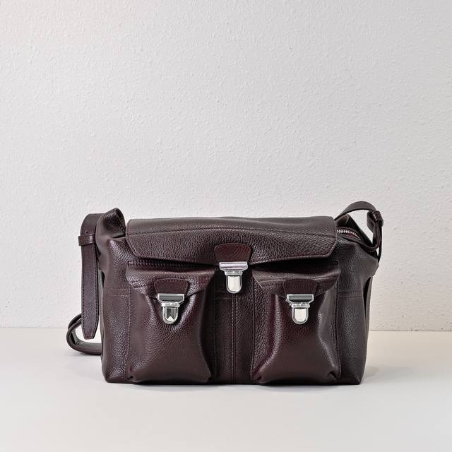 Gear Bag 中号 邮差包 DDD Lemair*因其一贯的随性松弛而在时尚圈拥有不可撼动的地位，大火的牛角包也一直是包中顶流 DDD 不过 春夏秀场出现的