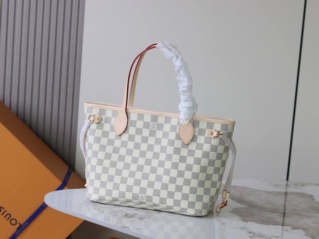 顶级原单 163动态芯片 本款新版N40605 Neverful小号手袋结合了经典设计与标志性细节。由 Damier Ebene帆 DDD 布制成，采用多彩织物