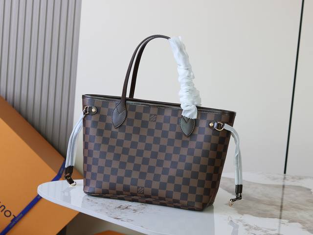顶级原单 163动态芯片 本款新版N40600 Neverful小号手袋结合了经典设计与标志性细节。由 Damier Ebene帆 DDD 布制成，采用多彩织物