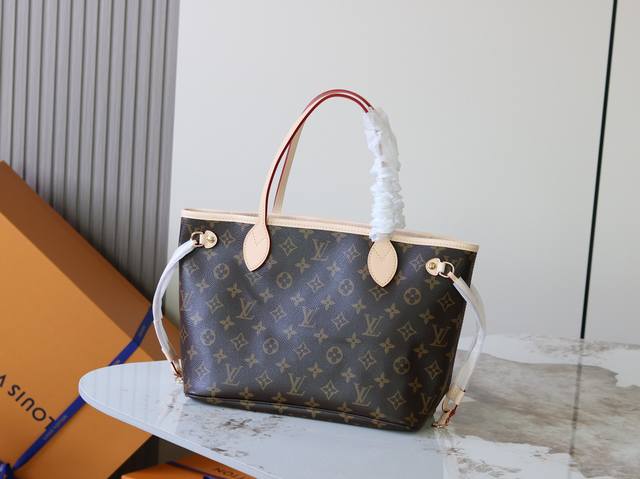 顶级原单 163动态芯片 本款新版M41001 Neverful小号手袋结合了经典设计与标志性细节。由 Damier Ebene帆 DDD 布制成，采用多彩织物