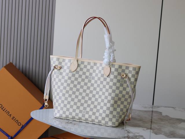 顶级原单 163动态芯片 本款新版N40603 Neverful中号托特包为柔软Monogram帆布勾勒牛皮革饰边，于宽敞 DDD 构型融入缤纷织物内衬。两侧饰