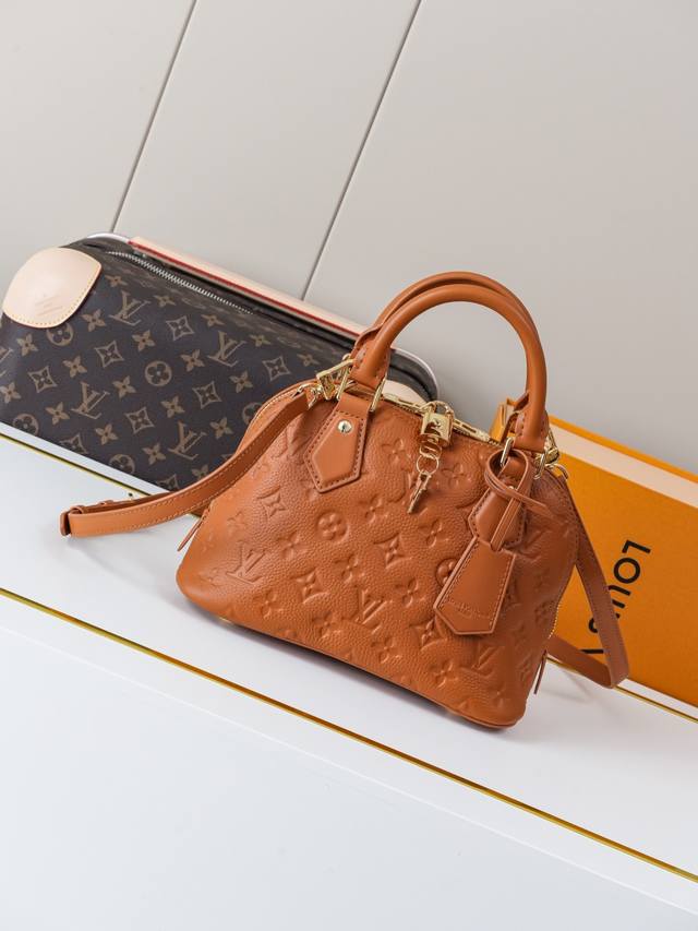 动态163C01芯片 M28661棕 顶级原单 独家背景实拍 本款 Alma Bb 手袋以光滑柔软的 Monogram Empreinte 皮革演绎巴黎优雅风情 动态163C01芯片 M28661棕 顶级原单 独家背景实拍 本款 Alma Bb 手袋以光滑柔软的 Monogram Empreinte 皮革演绎巴黎优雅风情